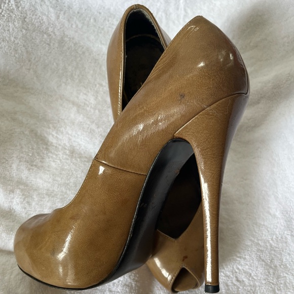 STUART WEITZMAN size 8.5 heel. Tan pattent leather high heel. - Picture 3 of 7